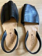 Zwarte moderne slipper uit Spanje maat 44 met bandje, Slippers, Menorquina, Zwart, Nieuw