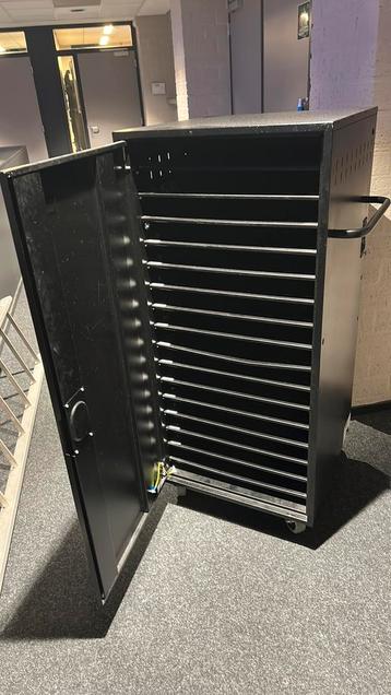 Laptopkast of hobbiekast of gereedschapskast beschikbaar voor biedingen