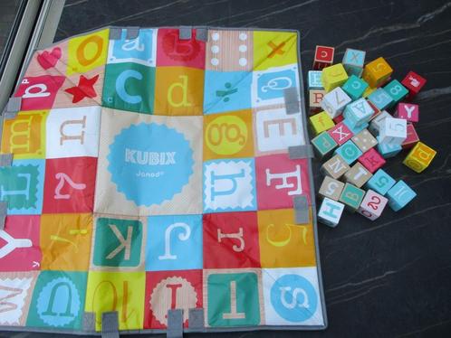 Janod Kubix 40 houten blokken letters / cijfers + speelmat, Kinderen en Baby's, Speelgoed | Houten speelgoed, Zo goed als nieuw