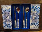 TWEE SETS CHINESE CHOPSTICKS EN LEPELS( PORCELEIN/RVS).., Ophalen of Verzenden, Nieuw, Rvs of Chroom, Bestekset