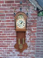 Friese staartklok in eiken kast met beelden., Antiek en Kunst, Ophalen