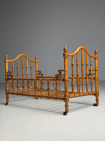 Faux Bamboo dog bed Frans beschikbaar voor biedingen