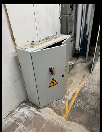 Elektrakast moet weg 0643859715 Vlaardingen beschikbaar voor biedingen