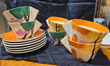 Theeservies, art-deco style, naar Clarice Cliff beschikbaar voor biedingen