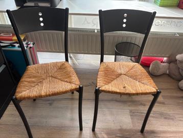 Zwarte stoelen  beschikbaar voor biedingen