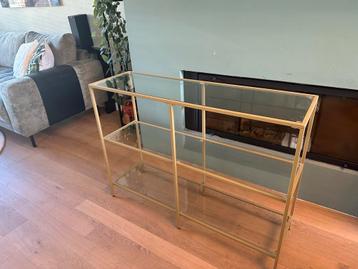 Glazen kast met gouden frame beschikbaar voor biedingen