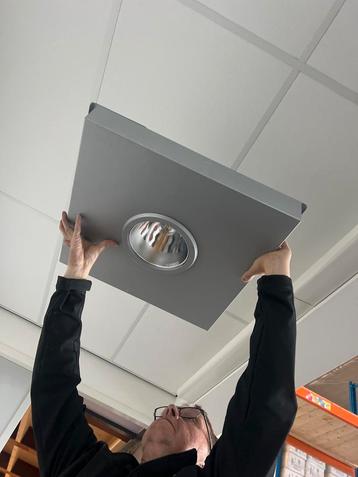 Plafondlamp met grijze behuizing beschikbaar voor biedingen