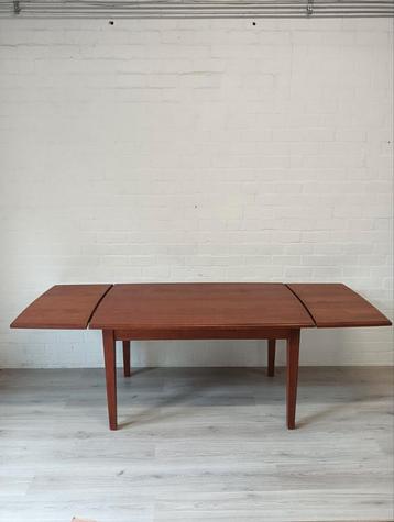 Uitschuifbare houten eettafel. Massief, 232 cm breed beschikbaar voor biedingen