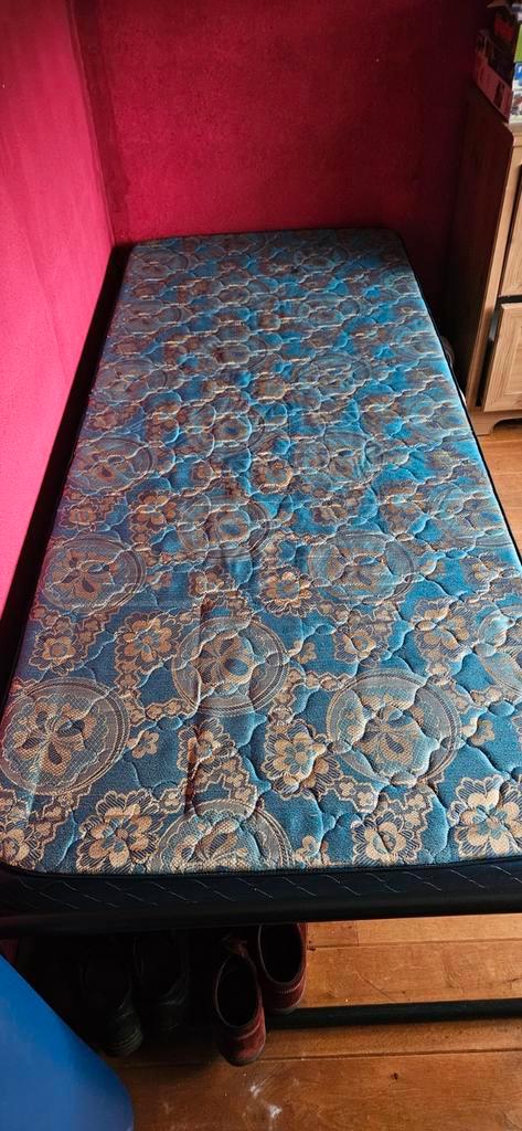 Eenpersoonsbed met matras, Huis en Inrichting, Slaapkamer | Bedden, Gebruikt, Eenpersoons, 90 cm, Hout, Blauw, Ophalen
