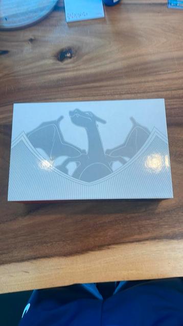 Pokémon charizard premium box sword and shield beschikbaar voor biedingen