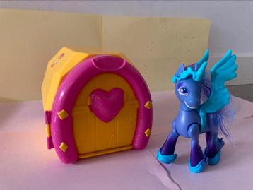 Unicorn in stal met accessoires beschikbaar voor biedingen