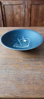 SCHAAL MET ZEILBOOT GEDECOREERD IN RELIËF MET DUBBELE BODEM, Ophalen of Verzenden