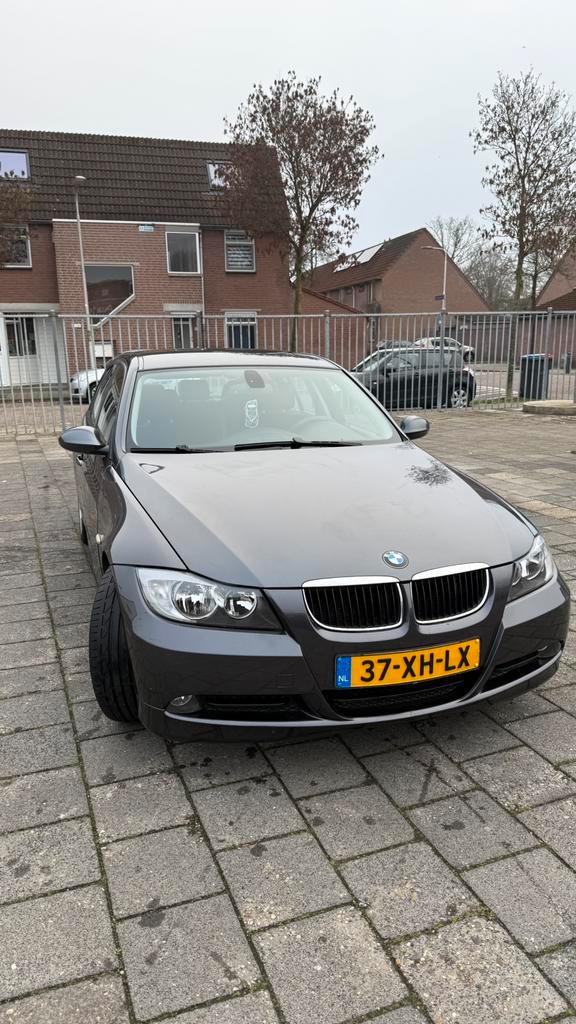 BMW 3-Serie 2.0 I 320 AUT 2007 Grijs, Auto's, BMW, Particulier, 3-Serie, Benzine, C, Sedan, Automaat, Origineel Nederlands, Zilver of Grijs