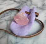Rozenkwarts in lila leren buideltje halsketting amulet, Verzenden, Zo goed als nieuw