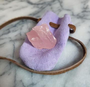 Rozenkwarts in lila leren buideltje halsketting amulet  beschikbaar voor biedingen