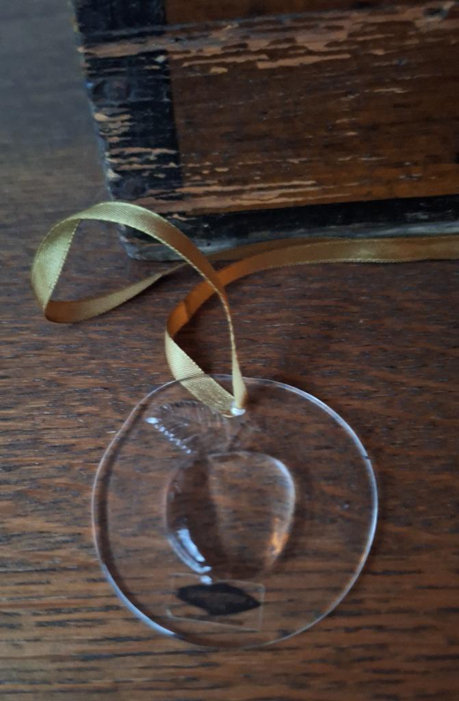 Arabia Nuutajarvi: Heiko Orvola Appel hanger, Antiek en Kunst, Antiek | Glas en Kristal, Ophalen of Verzenden