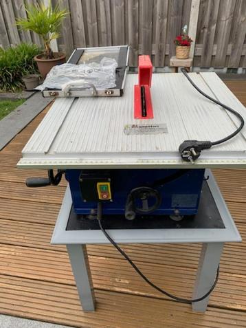 kleine zaagmachine en extra zaakbladen beschikbaar voor biedingen