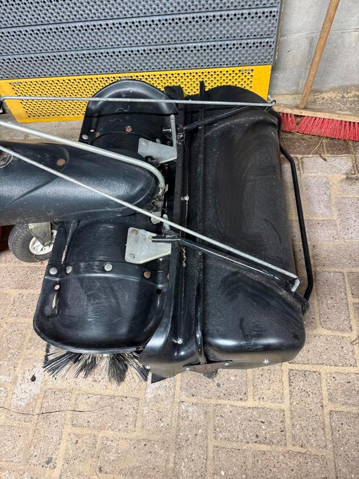 Tielbürger Veegmachine met sneeuwschuif en opvangbak, Tuin en Terras, Veegmachines, Gebruikt, Ophalen