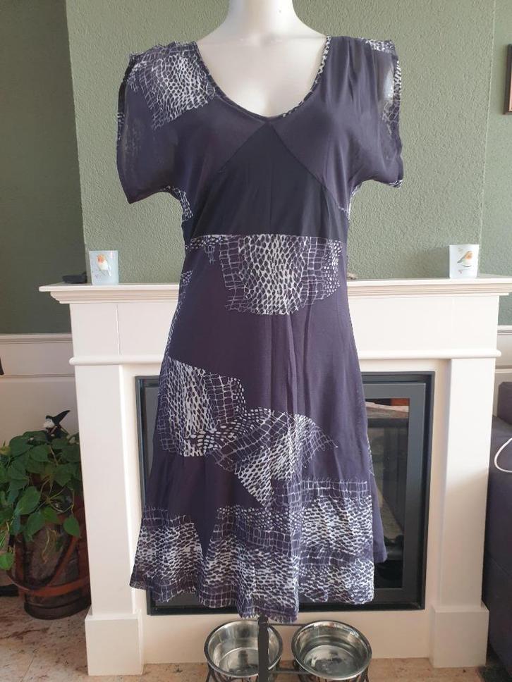 Cassiopee prachtige grijs zwarte jurk M 38 40 Gratis Verzend, Kleding | Dames, Jurken, Zo goed als nieuw, Maat 38/40 (M), Grijs