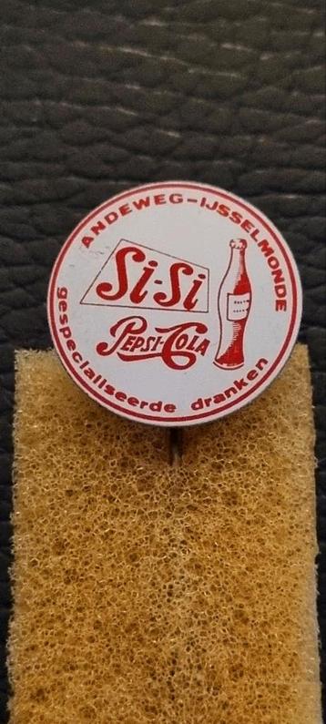 Vintage SiSi / Pepsi speldje beschikbaar voor biedingen
