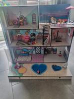 Poppenhuis groot met diverse poppen en accessoires, Ophalen, Zo goed als nieuw, Poppenhuis
