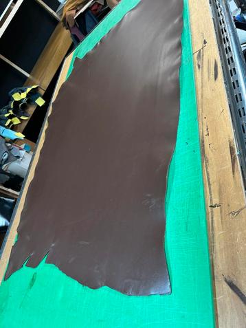 Chocolade bruin tuigleer 1.8-2 mm dikte soepel nr 1 beschikbaar voor biedingen