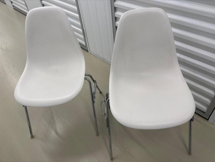 2x Eames Vitra DSS stoelen/ side chairs wit, Huis en Inrichting, Stoelen, Gebruikt, Twee, Kunststof, Metaal, Wit, Ophalen
