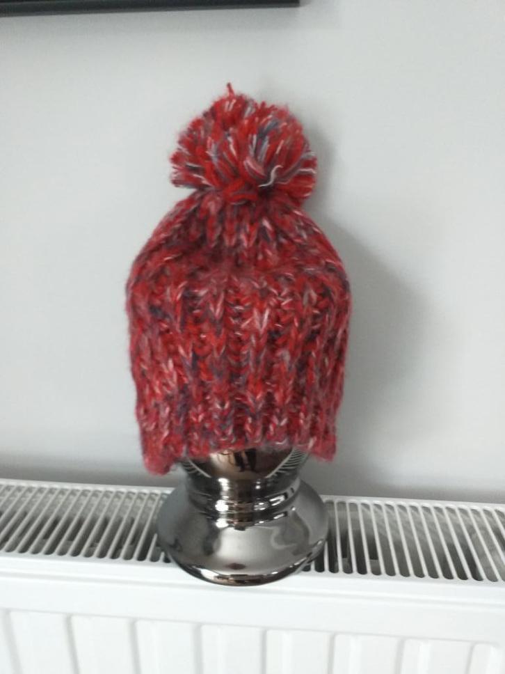 Nieuw: mooie warme muts met leuke pompon, rood., Kinderen en Baby's, Kinderkleding | Mutsen, Sjaals en Handschoenen, Nieuw, Muts