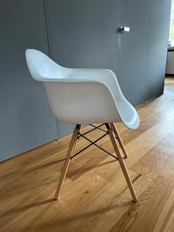 Eames stijl stoel (2 beschikbaar) beschikbaar voor biedingen