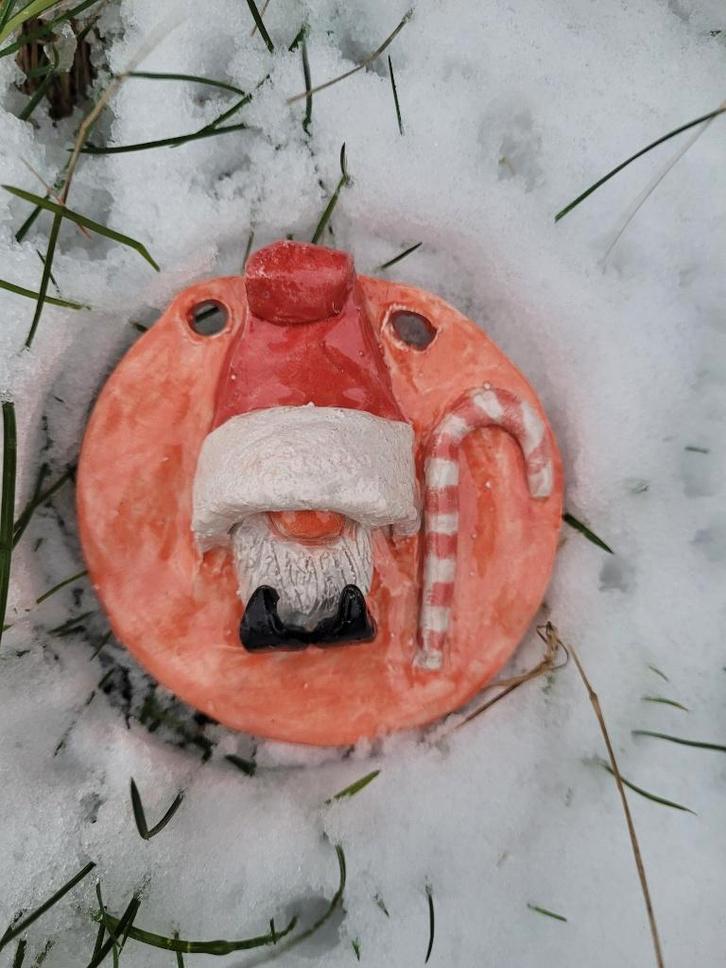 Rode fantasy kerst gnoom klei hanger met zuurstok., Diversen, Kerst, Nieuw, Ophalen of Verzenden