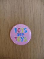 Speldje button BOYS ARE TOYS, Verzamelen, Speldjes, Pins en Buttons, Ophalen of Verzenden, Overige onderwerpen