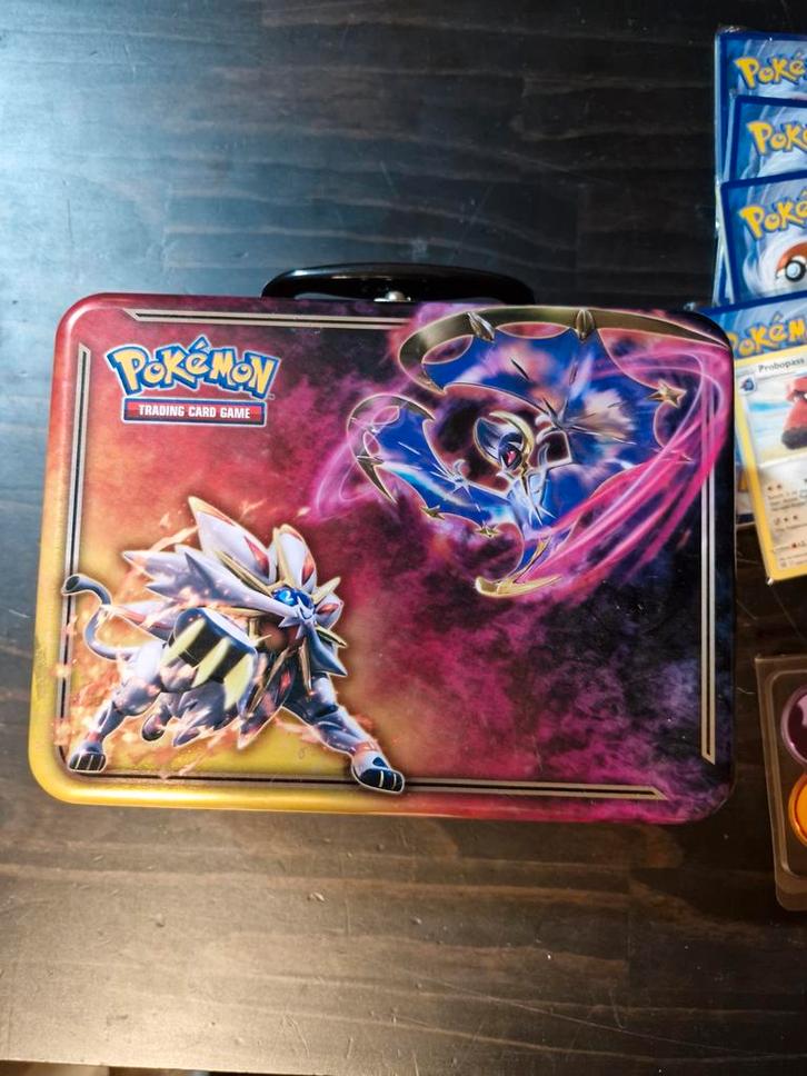 Pokémon Trading Card Game Tin Box + Kaarten, Hobby en Vrije tijd, Verzamelkaartspellen | Pokémon, Gebruikt, Overige typen, Ophalen of Verzenden