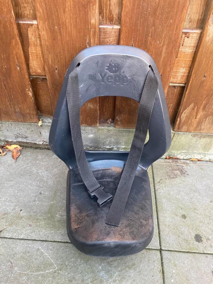 Yepp Junior kinderfietszitje, Fietsen en Brommers, Fietsaccessoires | Fietsstoeltjes, Gebruikt, Achterzitje, 9 t/m 36 kg, Voetsteuntjes