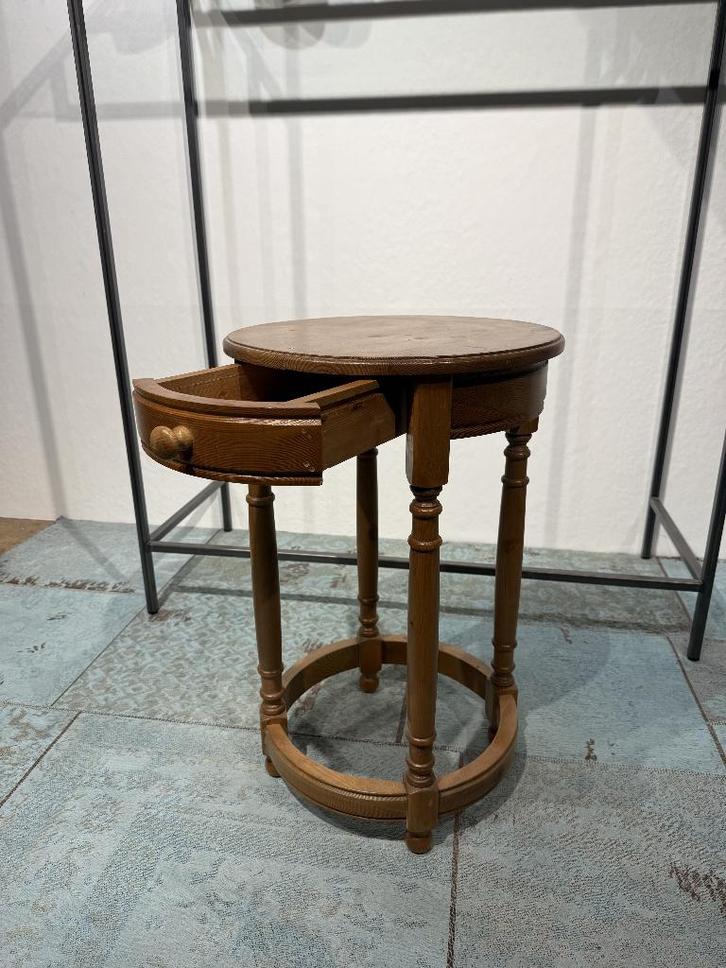 Ronde houten bijzettafel met lade, Huis en Inrichting, Tafels | Bijzettafels, Zo goed als nieuw, Rond, 45 tot 60 cm, Minder dan 55 cm