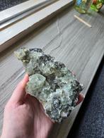 Ruwe fluoriet met groene kubusvorming 668gram, Verzamelen, Mineralen en Fossielen, Ophalen of Verzenden, Mineraal