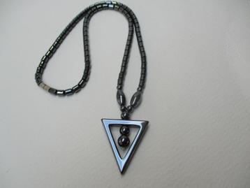 Hematiet steen ketting van 48 cm. met hanger driehoek vorm beschikbaar voor biedingen