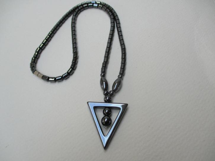 Hematiet steen ketting van 48 cm. met hanger driehoek vorm, Sieraden, Tassen en Uiterlijk, Kettingen, Zo goed als nieuw, Steen of Mineraal