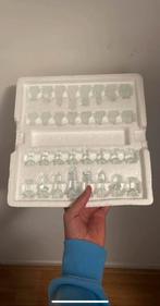 Complete glas en plastic Schaakset, Hobby en Vrije tijd, Gezelschapsspellen | Bordspellen, Ophalen of Verzenden, Zo goed als nieuw