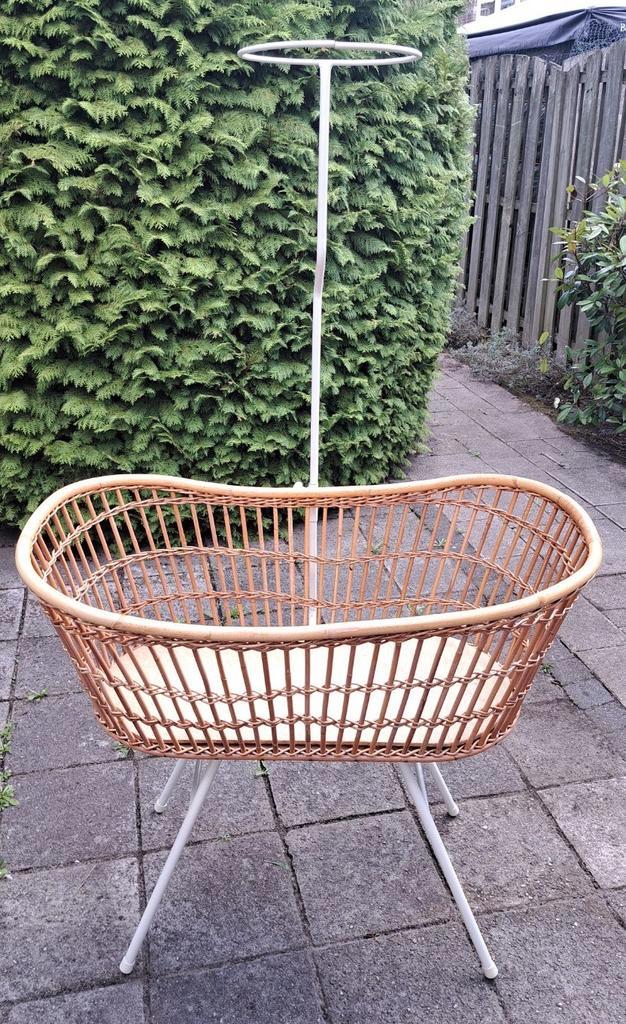 Mooie vintage rotan wieg met roede voor gordijntjes, Kinderen en Baby's, Babywiegjes en Ledikanten, Zo goed als nieuw, Wieg, Ophalen