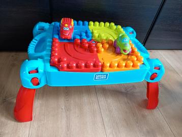 Mega bloks tafel met 2 autos beschikbaar voor biedingen