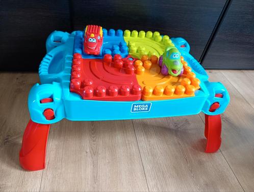 Mega bloks tafel met 2 autos, Kinderen en Baby's, Speelgoed | Speeltafels, Zo goed als nieuw, Ophalen of Verzenden