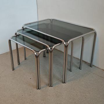 Vintage nesting set bijzettafels beschikbaar voor biedingen