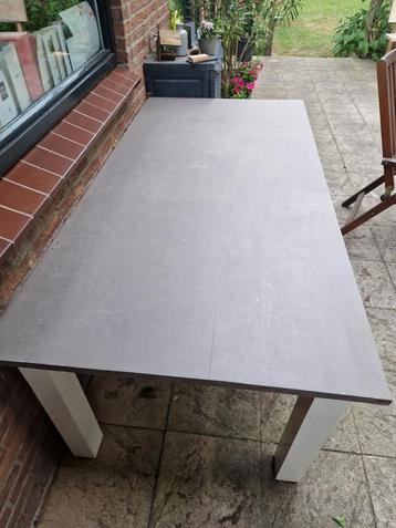 eiken houten tafel geverfd in taupe en wit beschikbaar voor biedingen