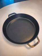 STAUB gietijzeren pan 34cm - zgan, Huis en Inrichting, Keuken | Potten en Pannen, Ophalen of Verzenden, Zo goed als nieuw, Gietijzer