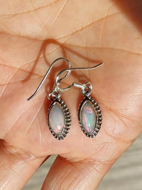 zilveren oorbellen met natuurlijke Ethiopische Opaal steen, Sieraden, Tassen en Uiterlijk, Oorbellen, Nieuw, Hangers, Zilver, Wit
