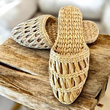 slippers van gevlochten stro. beschikbaar voor biedingen