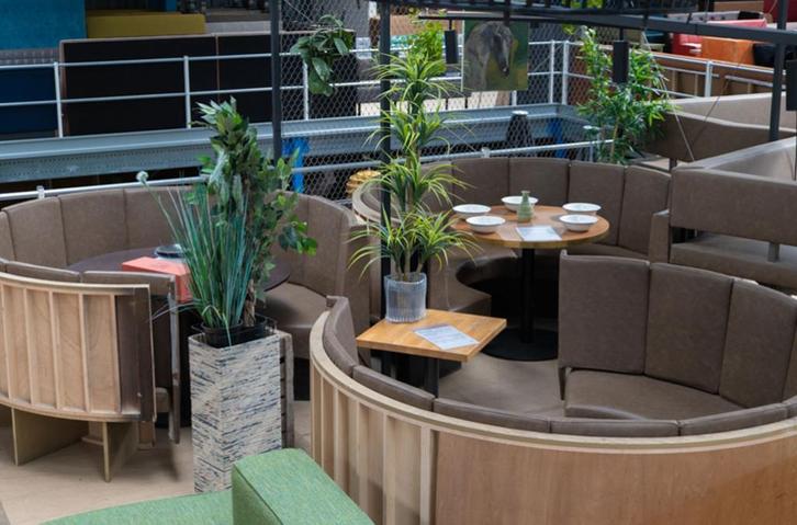 Wandbank bruin 210cm rond, Huis en Inrichting, Banken | Bankstellen, Gebruikt, Hoekbank, Vierpersoons of meer, 200 tot 250 cm