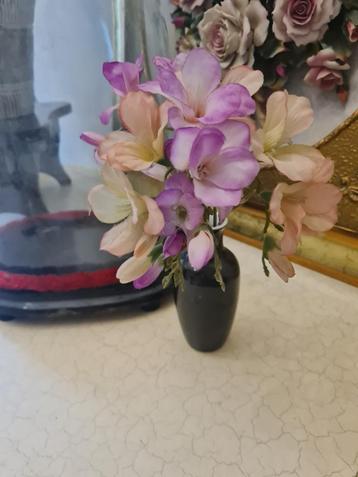 Vaasje met zijden Fresia's beschikbaar voor biedingen