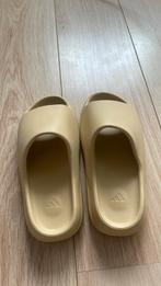 Yeezy slides Maat 42, Adidas, Jongen of Meisje, Nieuw, Ophalen of Verzenden