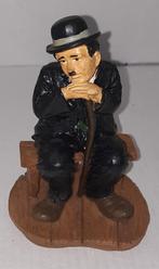 Charlie Chaplin beeldje zittend op een bankje, Verzamelen, Ophalen of Verzenden, Zo goed als nieuw, Mens